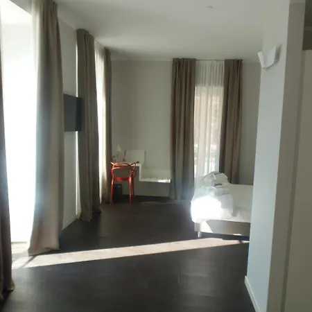 Albergo Dongo 호텔 동고