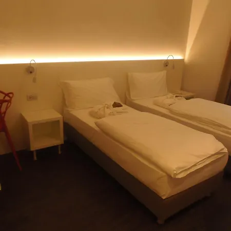 Albergo Dongo 호텔 동고